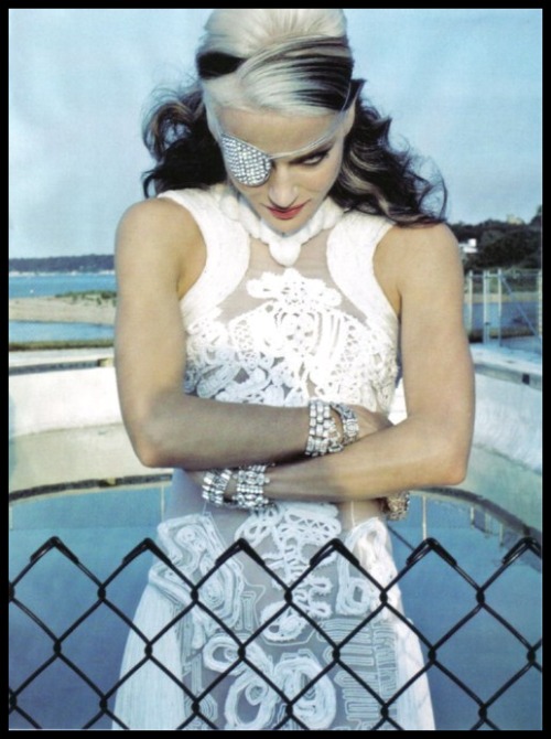 daphne-guinness-white-dress-rhinestone-eye-patch